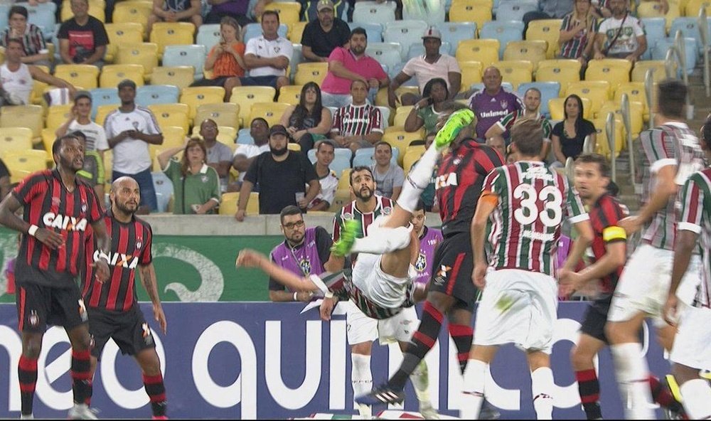 Un joueur de l'Atletico Paranaense reçoit un coup en pleine tête après le retourné d'un joueur de Fl