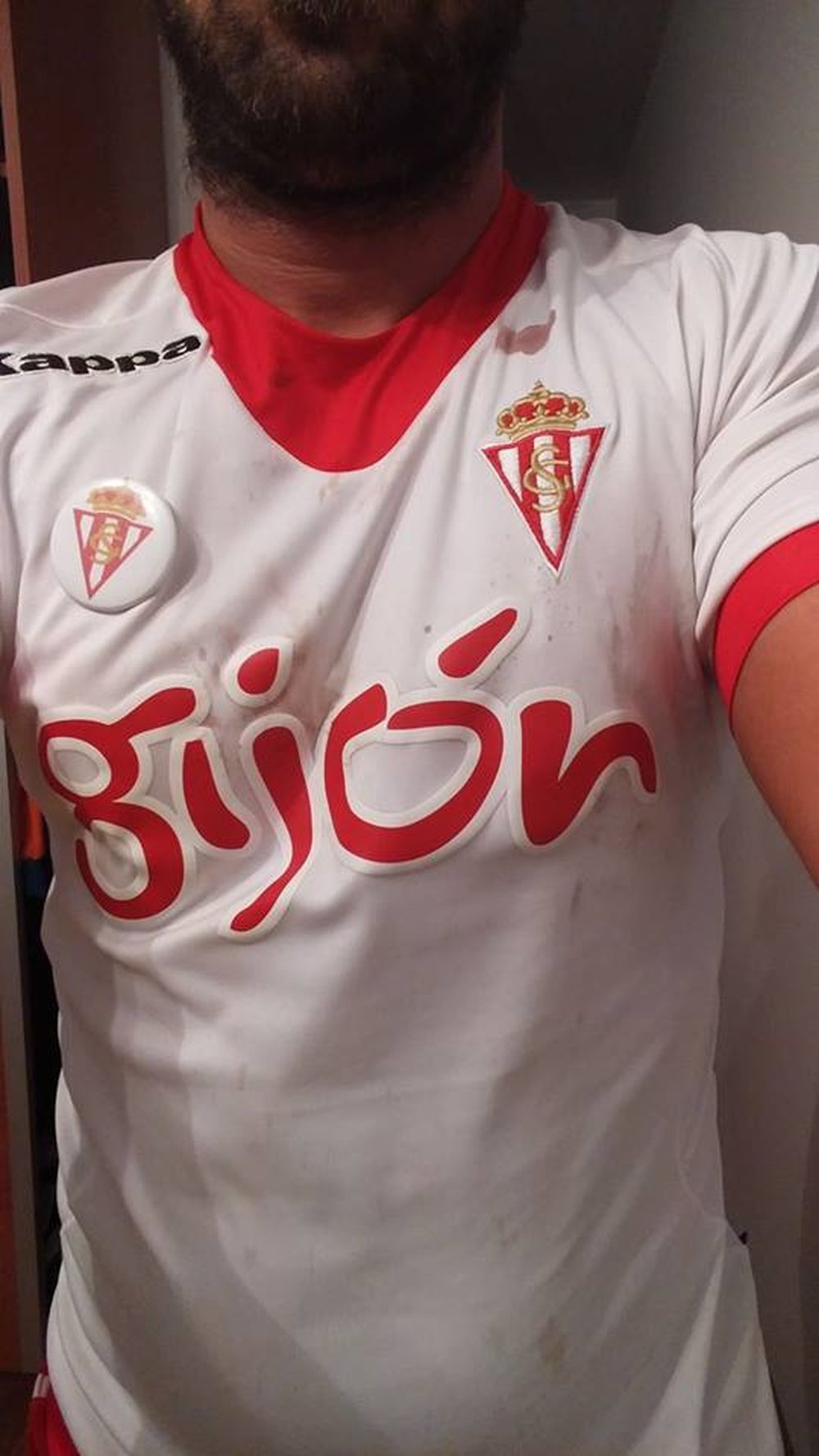 Un joven recibe una paliza por llevar una camiseta del Sporting. Facebook/MiguelARodri