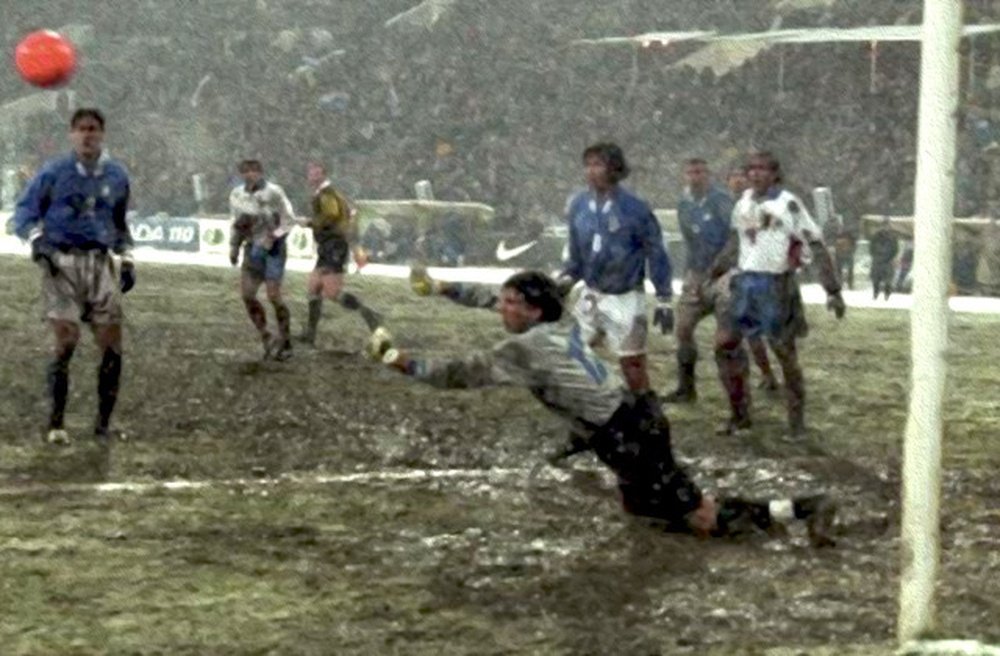 Un giovanissimo Buffon compie una parata decisiva durante Russia-Italia nel 1997.