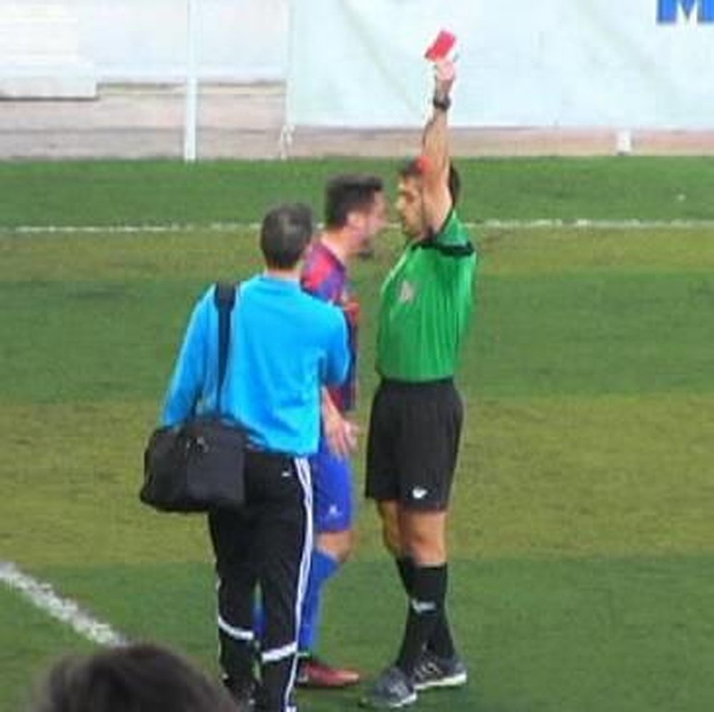 Un jugador asesta un cabezazo al árbitro en la preferente valenciana. Twitter