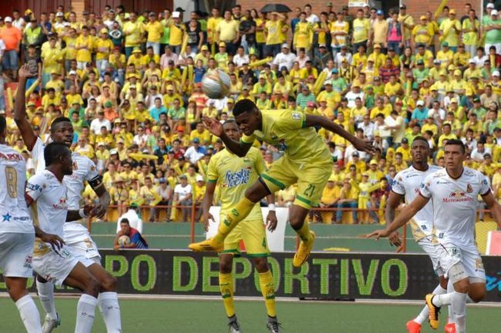 Un jugador de Atlético Bucaramanga remata el balón durante un partido. AtleticoBucaramanga