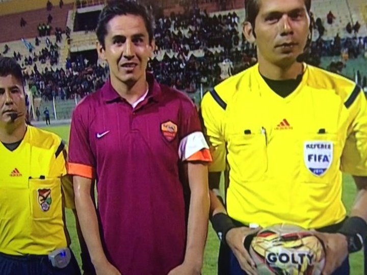 Un equipo profesional boliviano usa camisetas falsas de la Roma para jugar un partido
