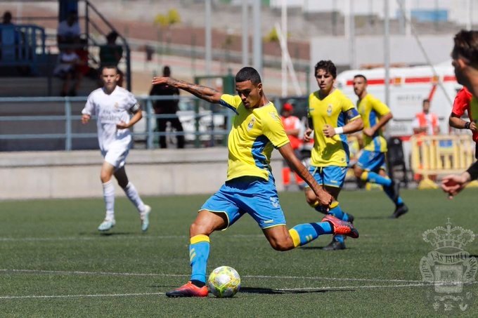 Las Palmas Atlético resiste con un jugador menos