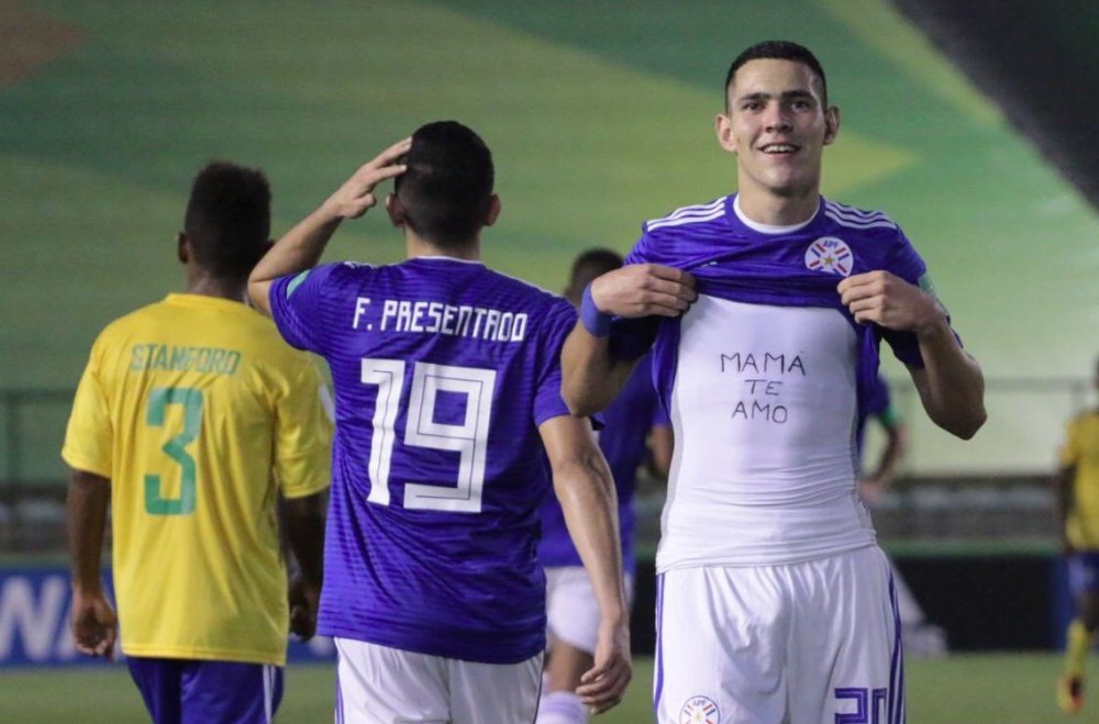 Un jugador de Paraguay Sub 17 celebra un tanto en la goleda a Islas Salomón. Twitter/Albirroja