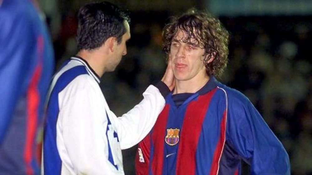 Un jugador del Figueres consuela a un joven Puyol por la eliminación copera del Barcelona. Twitter