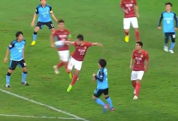 El futbolista del Guangzhou aún esperaba que no le pitasen penalti. Youtube
