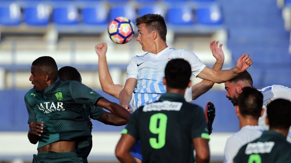 Un jugador del Málaga remata de cabeza un centro en el partido que le enfrentó al Al Ahli Jeddah saudí. MalagaCF