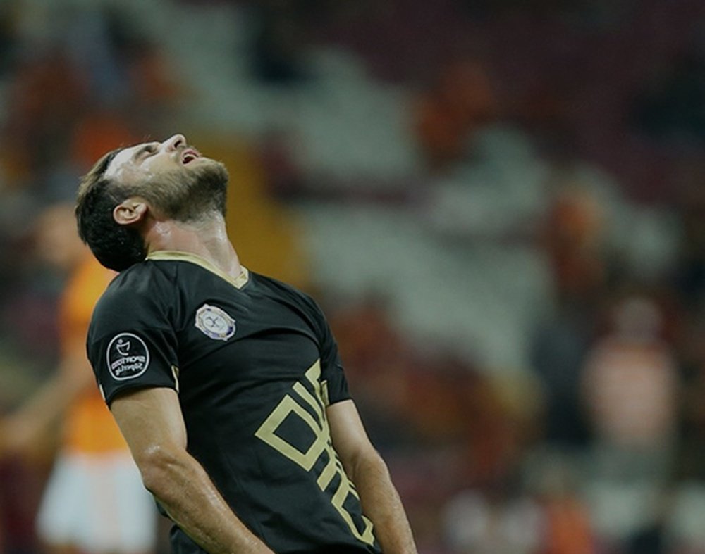 Un jugador del Osmanlispor se lamenta tras fallar una ocasión en un partido. Osmanlispor