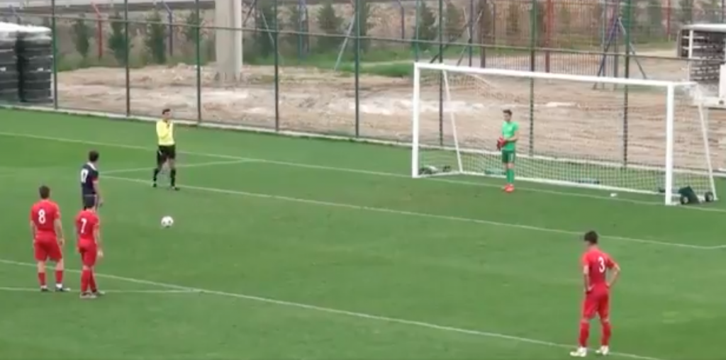Bariscan Altunbas, un jugador del Altinordu Sub 17, falló intencionadamente un penalti ante el Balikesirspor que no debió ser pitado. El 'fair play' reinó en este encuentro en Turquía.