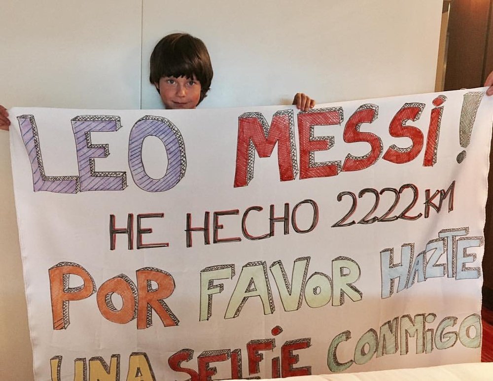 Largo viaje de un joven para pedirle una foto a Leo Messi. Twitter/SportsCenter