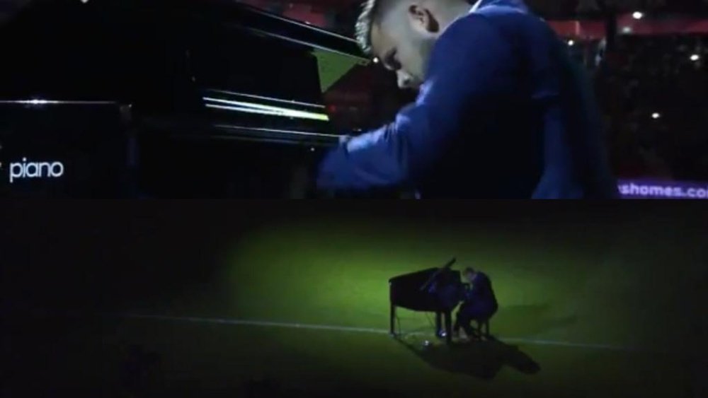 Un pianista deslumbró al sevillismo en el Trofeo Antonio Puerta. Twitter/SevillaFC