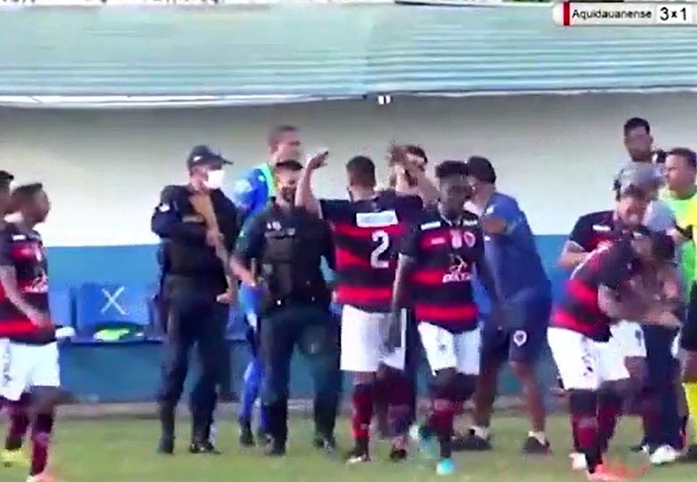 Un policía disparó a un jugador en el Aquidauanense-Águia Negra. Captura/TVÁguia