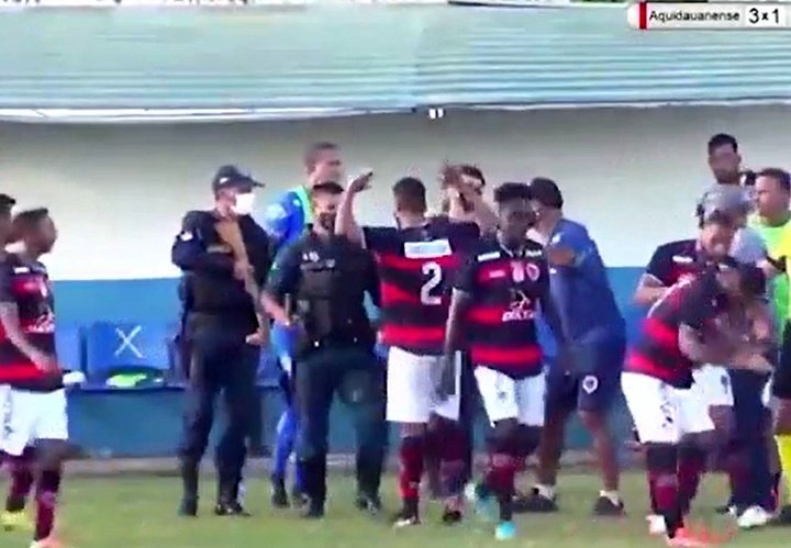 Un policía dispara a un jugador en Brasil... ¡y el partido se sigue jugando!
