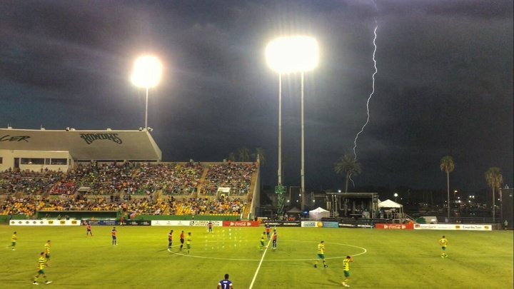 ¡Vaya rayo! Una tormenta puso en peligro un partido de la USL