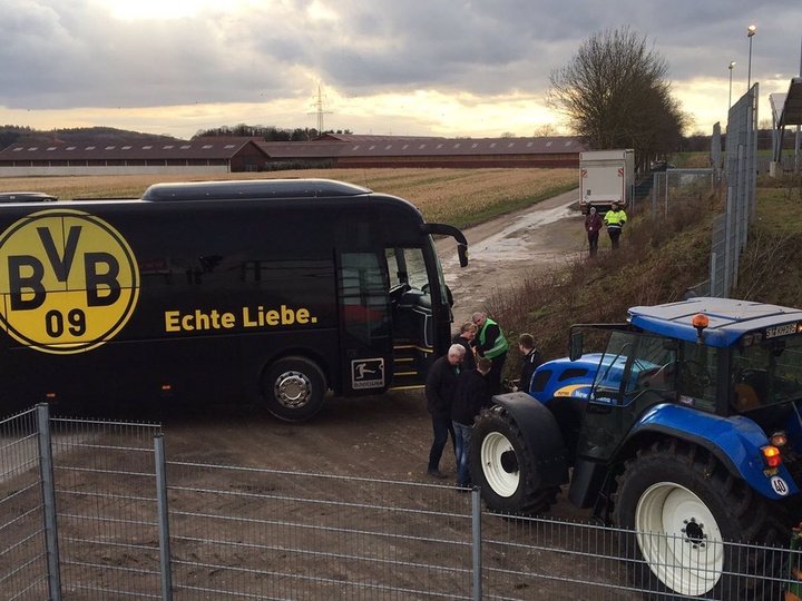 Un tractor remolcó al Dortmund a un partido que no se pudo jugar