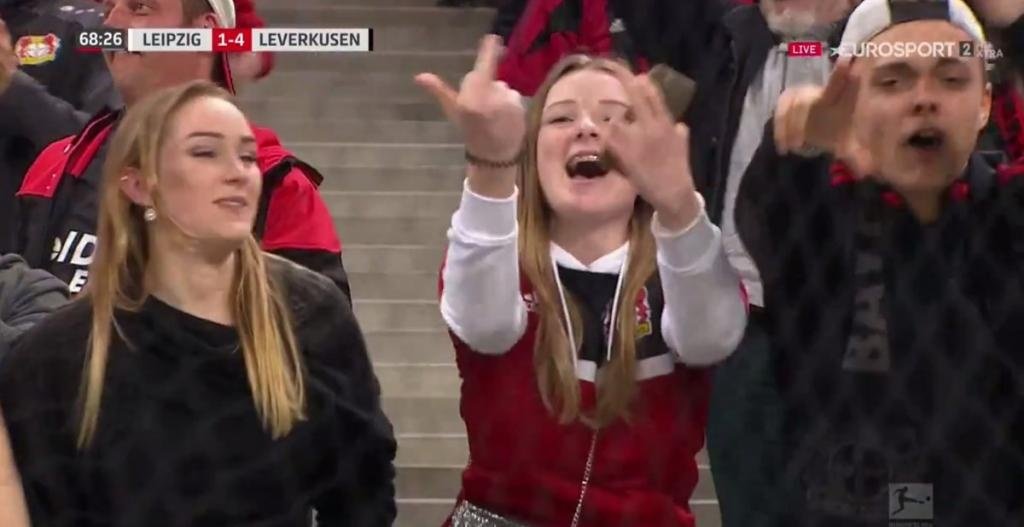 Une supportrice du Bayer fait un doigt aux supporters de Leipzig suite au 1-4