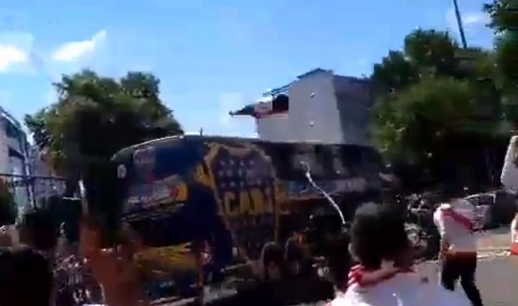 La botella pasó por encima del autobús. Captura/TyCSports