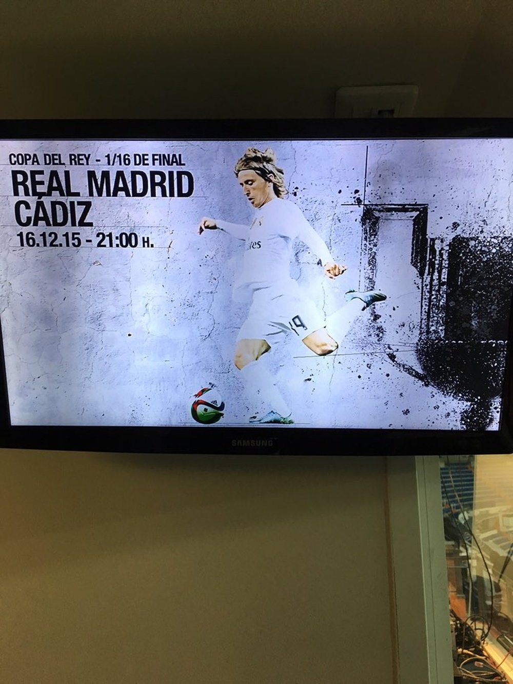 Una de las pantallas distribuidas por el Santiago Bernabéu, promocionando el hipotético partido de vuelta de Copa del Rey ante el Cádiz. Twitter