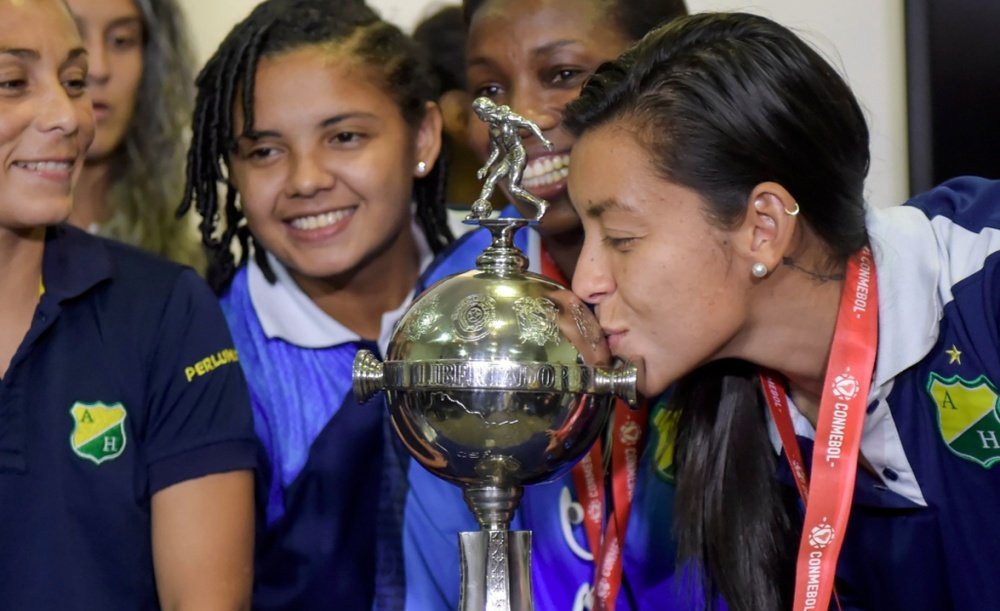 Una jugadora de At. Huila besa la Copa Libertadores. Twitter/LibertadoresFEM