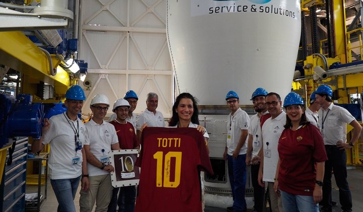 Camisa '10' de Totti na Roma lançada para o espaço