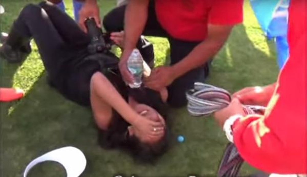 Una periodista se duele tendida en el suelo tras recibir una agresión. Twitter