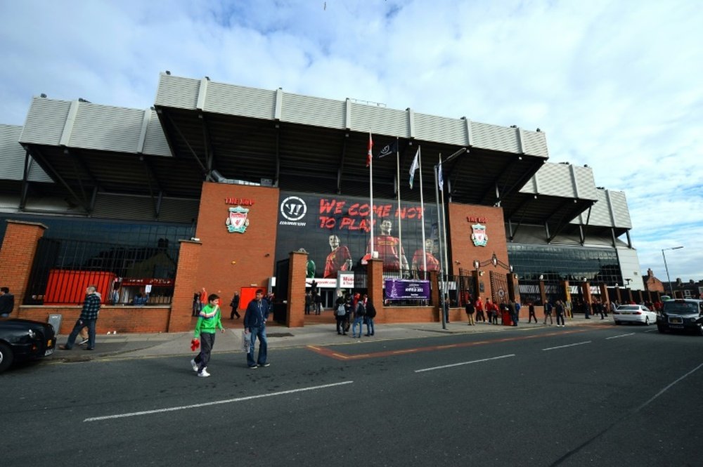 Una vista exterior del estadio del Liverpool, Anfield. AFP