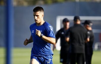 Unai Bustinza trota en el entrenamiento del Málaga en la sesión matutina. Marilú Baez