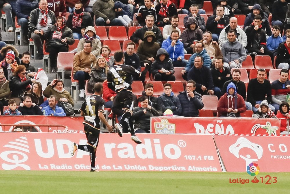 Unai López y Baiano celebran el gol del Rayo Vallecano ante el Almería. LaLiga