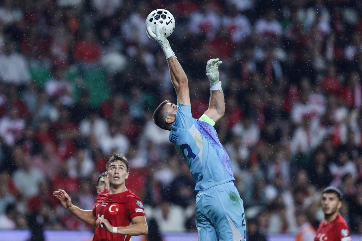 Unai Simón se vuelve de acero inoxidable