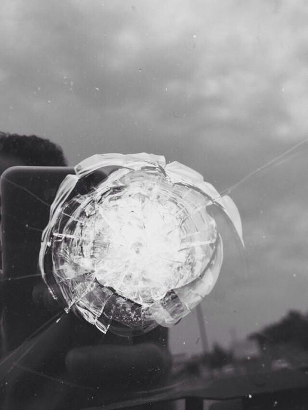 Uno de los impactos de bala en el cristal del vehículo de Topal.