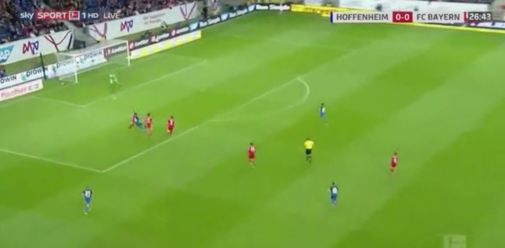Uth anotó el 1-0 ante el Bayern con dos balones sobre el campo. Twitter/SkySport