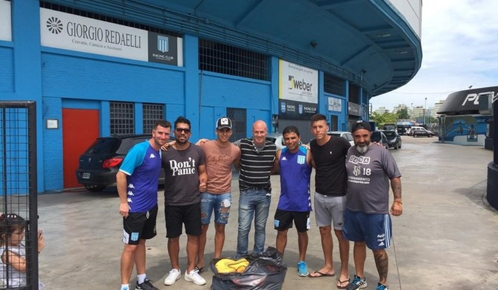 Racing donó varias botas al modesto El Porvenir. Twitter/CadenaAscenso