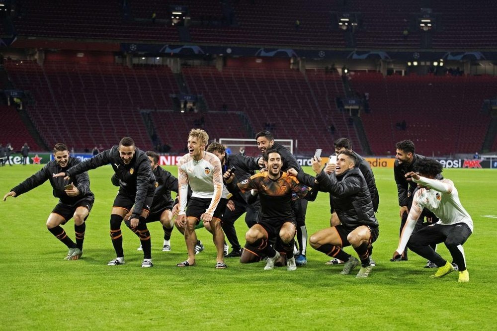 El Valencia logró a clasificación tras ganar al Ajax en Ámsterdam. EFE