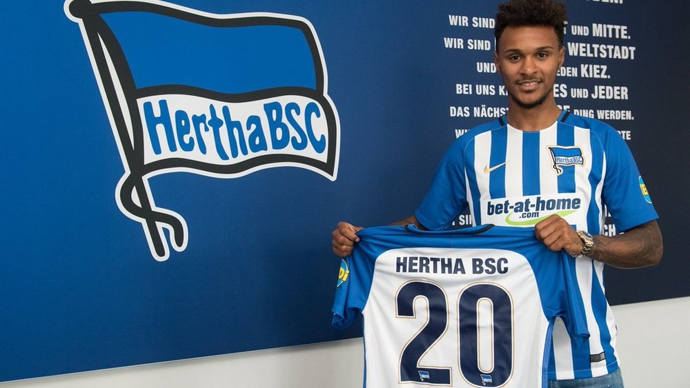 El lateral Valentino Lazaro posa con su nueva camiseta del Hertha de Berlín. HerthaBSC