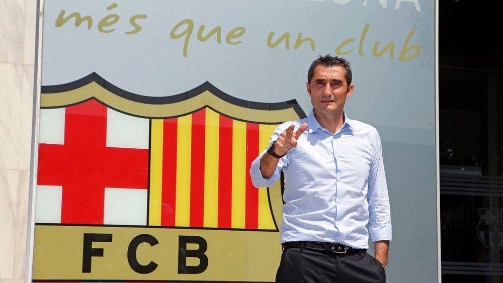 Ernesto Valverdo, welcomed by his new club Barcelona. AFP