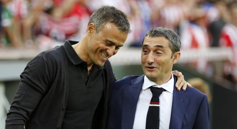 Valverde y Luis Enrique bromean antes de un partido. EFE