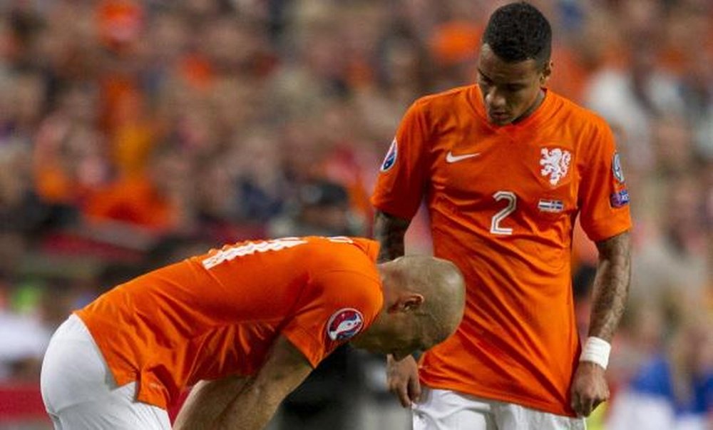 Van Der Wiel se interesa por Robben, que tuvo que retirarse a la media hora de juego. Twitter