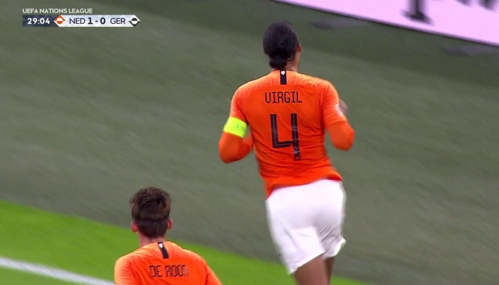 Van Dijk celebrates scoring Holland's first against Germany. Screenshot/futbolmediaset