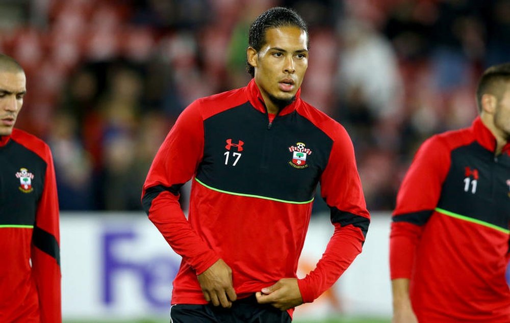 Van Dijk warms up ahead of the victory over Inter Milan. SouthamptonFC