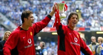 Van Nistelrooy y Cristiano, durante la celebración de un título con el United en 2006. AFP