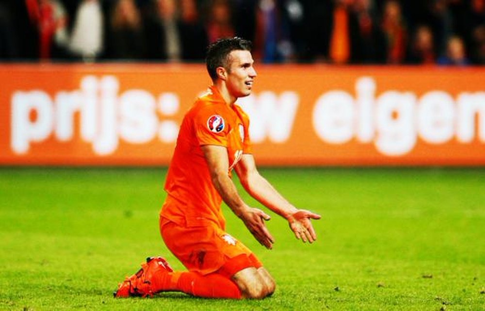 Van Persie says he has a minor knee injury. Twitter