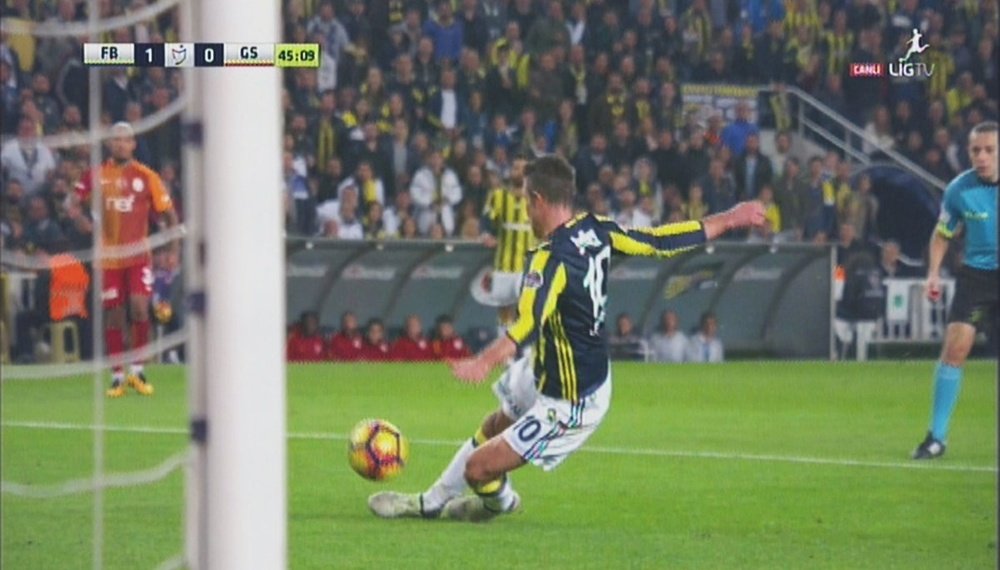 Van Persie anotó el primer gol ante el Fenerbahce. Twitter