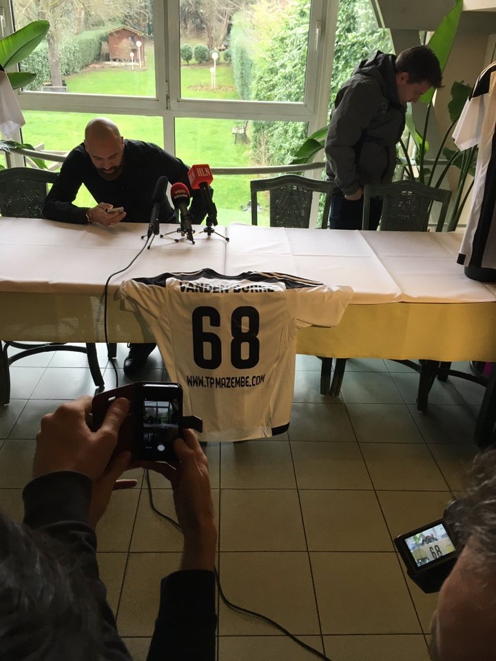 Vanden Borre vuelve a jugar al fútbol... ¡días después de anunciar su retirada!