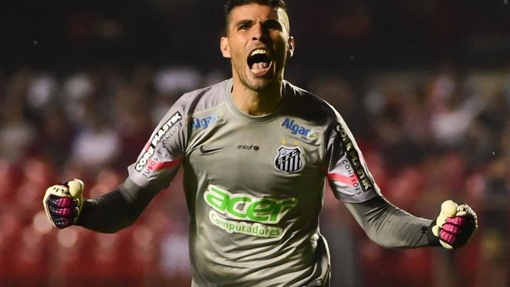 842 minutos sem sofrer gols transformam Vanderlei no 'Paredão da Vila'