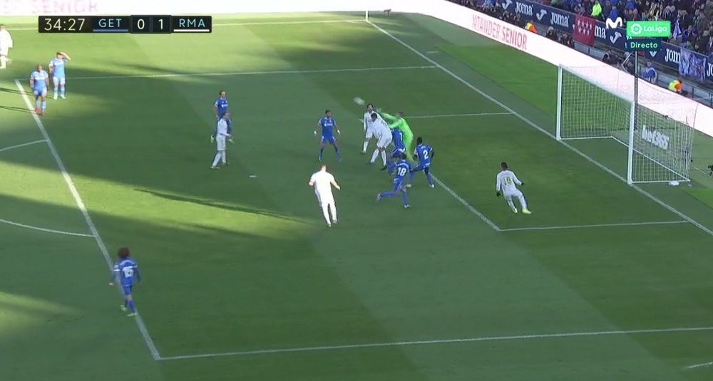 Varane put Real Madrid ahead at Getafe after a shocking Getafe error. Captura/Movistar+