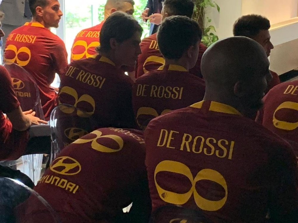 Le geste émouvant des joueurs de la Roma pour De Rossi. IlRomanista