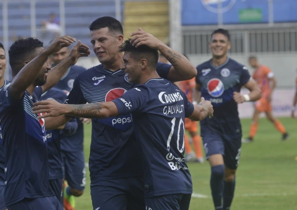 Varios jugadores de Motagua celebran un gol en la victoria antes Lobos. Twitter/CDMotagua