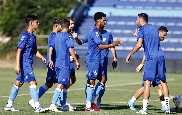 Varios jugadores del Málaga celebran uno de los goles en el partido de entrenamiento ante el Vélez. Marilú Baez