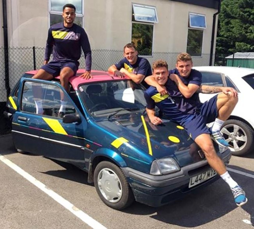 Varios jugadores del Oxford United posan con el coche comprado por el técnico. Instagram