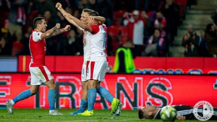 El Slavia cumple y sigue en lo más alto
